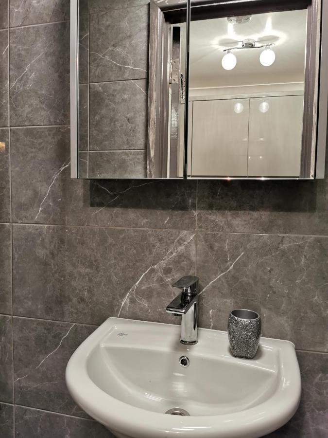 אדמונטון Palaz 2 - 2 Bedroom Flat מראה חיצוני תמונה