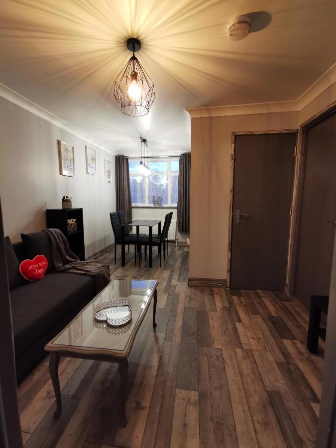 אדמונטון Palaz 2 - 2 Bedroom Flat מראה חיצוני תמונה