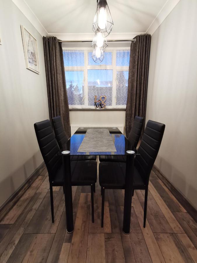 אדמונטון Palaz 2 - 2 Bedroom Flat מראה חיצוני תמונה