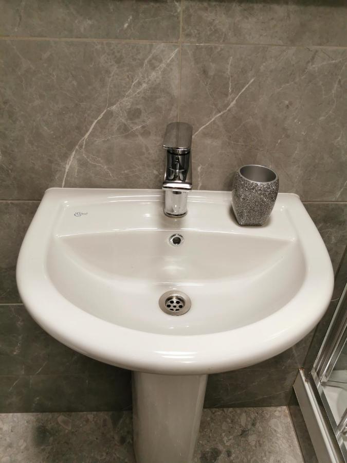 אדמונטון Palaz 2 - 2 Bedroom Flat מראה חיצוני תמונה